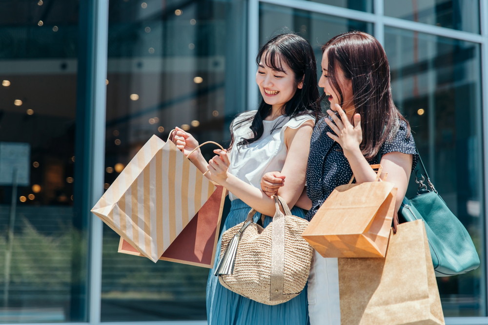 デパートで買い物を楽しむ二人の女性