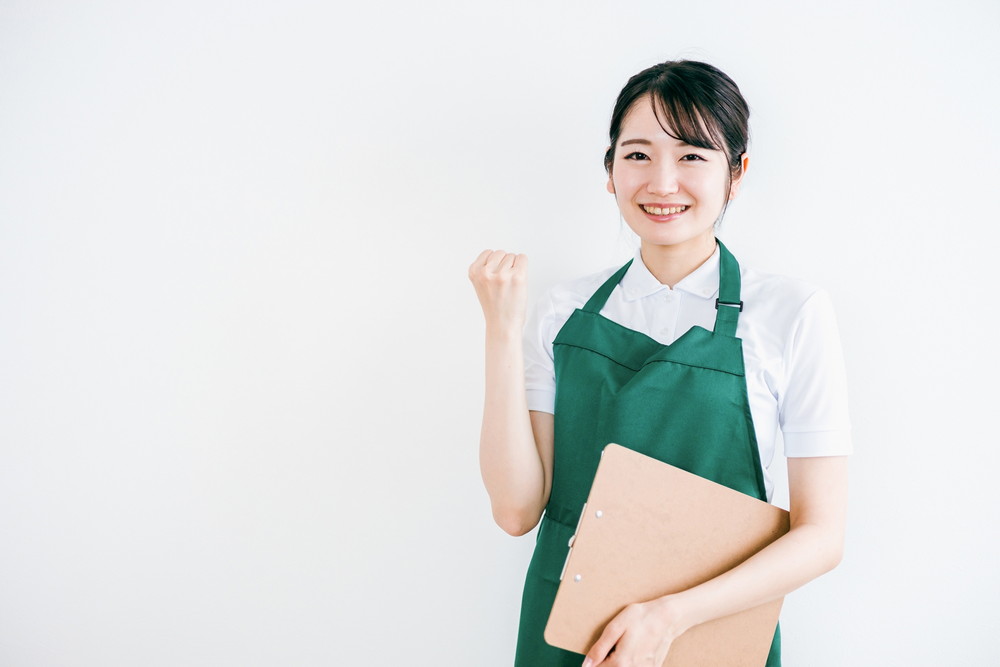 ホームセンターの女性店員-ガッツポーズ