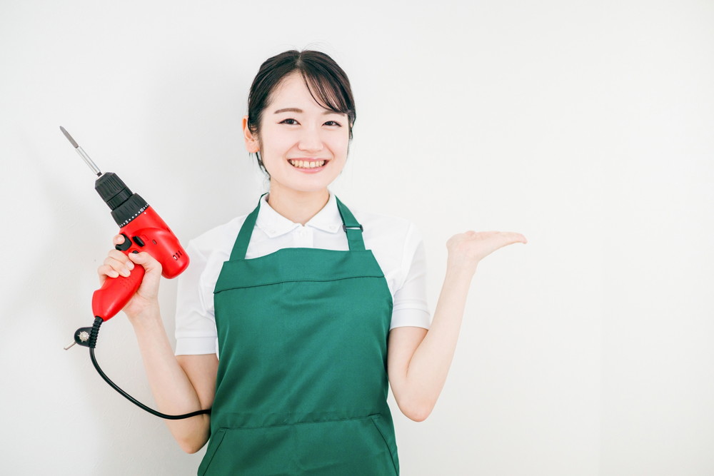 ホームセンターの女性店員-電動ドライバー