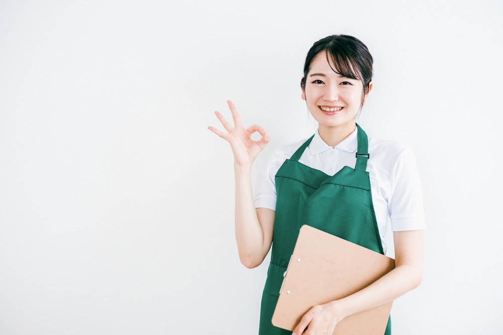 ホームセンターの女性店員-OKマーク