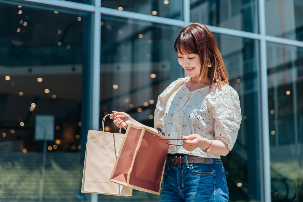 ショッピングモールで買い物を楽しむ一人の女性